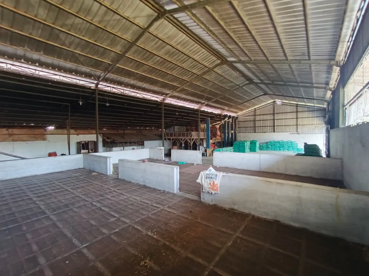 Interior gudang penyimpanan PT Pedaringan Kebek Makmur Jaya di Indramayu