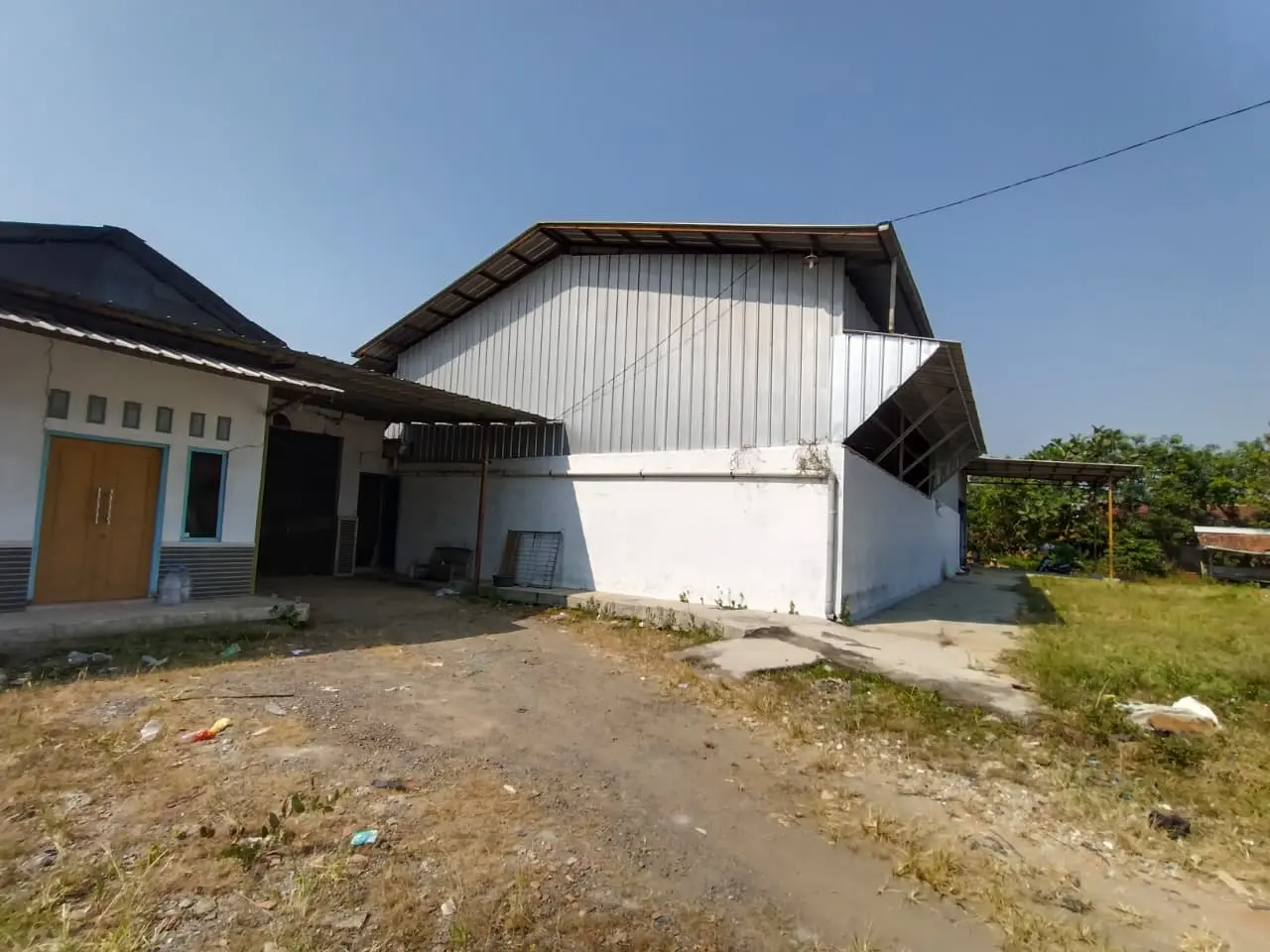 Bangunan utama pabrik penggilingan padi PT Pedaringan Kebek Makmur Jaya