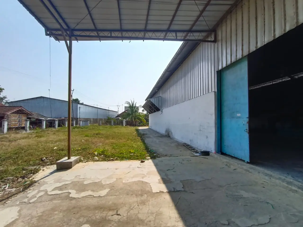Area logistik dan loading dock PT Pedaringan Kebek Makmur Jaya