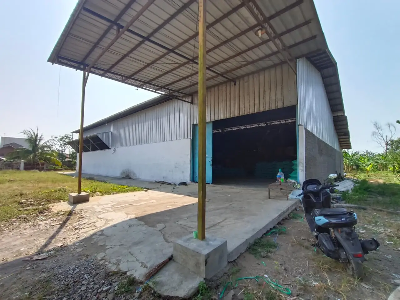 Area transit dan aktivitas pabrik PT Pedaringan Kebek Makmur Jaya